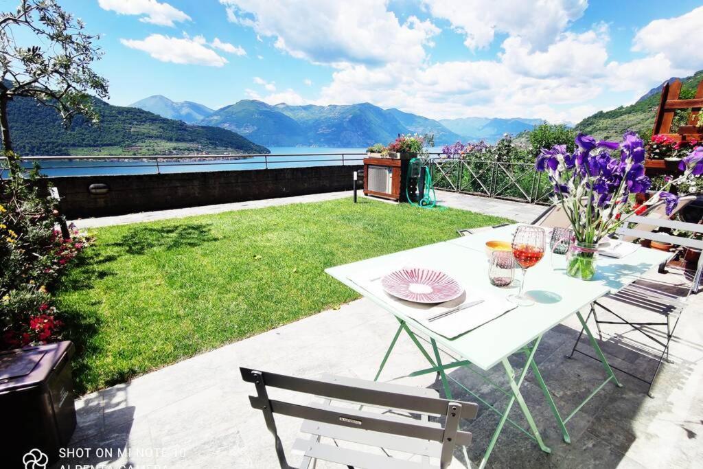 Gioiello Sul Lago D'Iseo Sale Marasino Buitenkant foto